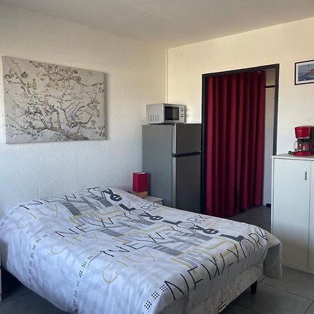 Au Rythme Des Ferrys Apartment Calais Bagian luar foto