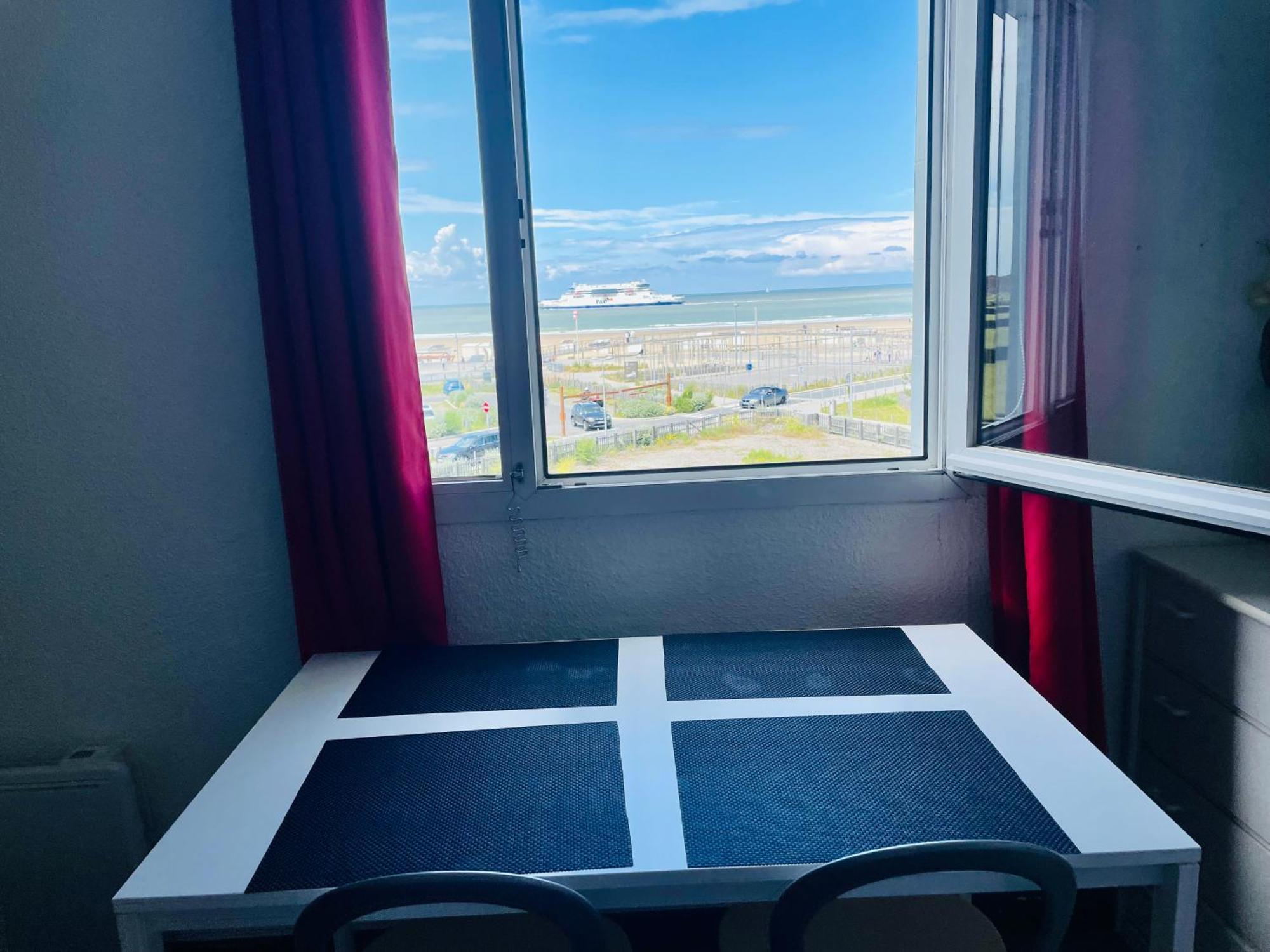 Au Rythme Des Ferrys Apartment Calais Bagian luar foto