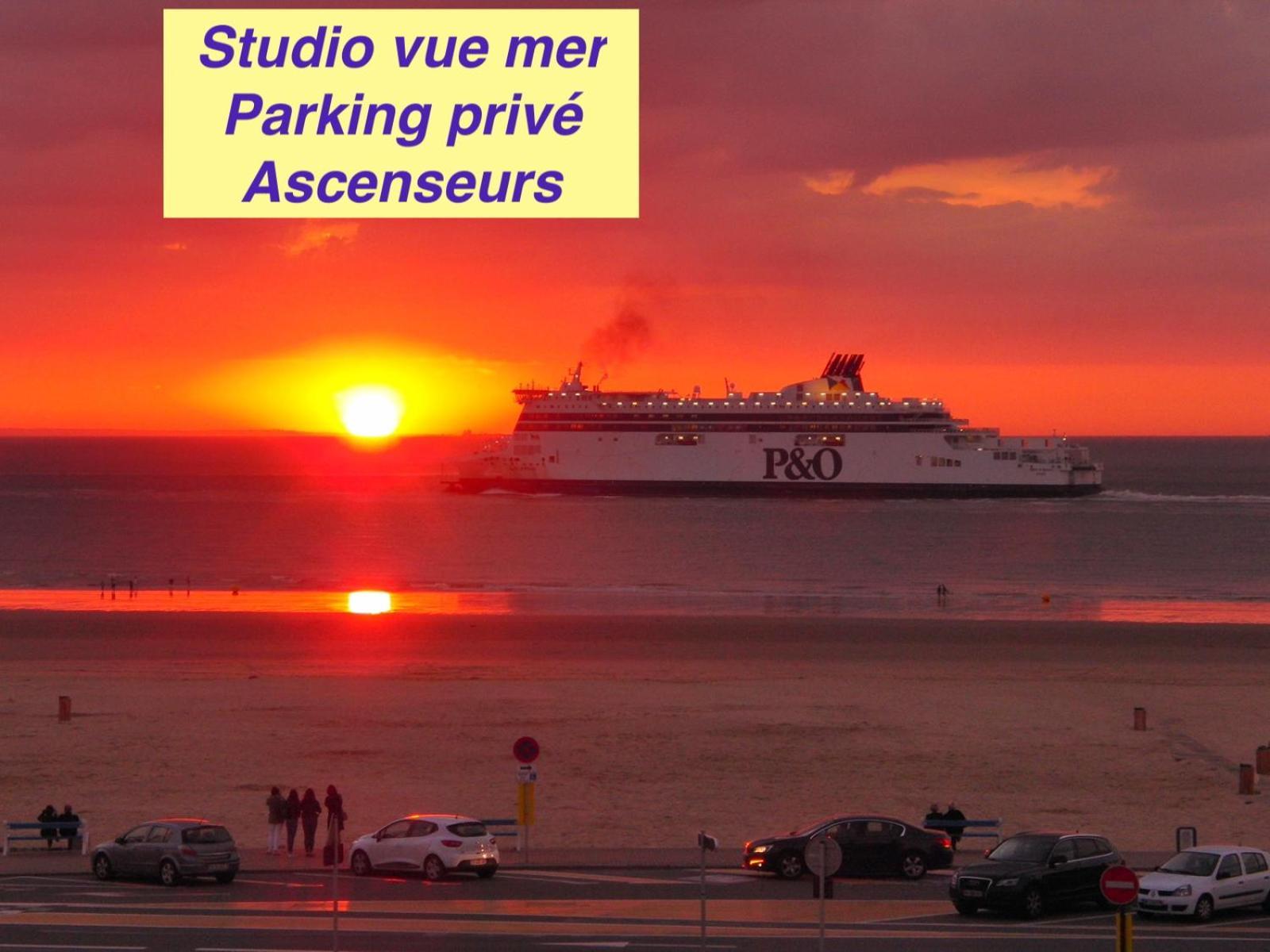 Au Rythme Des Ferrys Apartment Calais Bagian luar foto